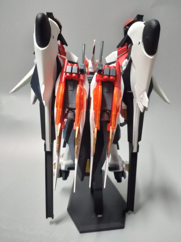 背面より。大型のバインダーが特徴的ですので、複数のキットを組み合わせ再現しています。ウイングゼロ炎のバックパックはせっかくですのでそのまま残しました。