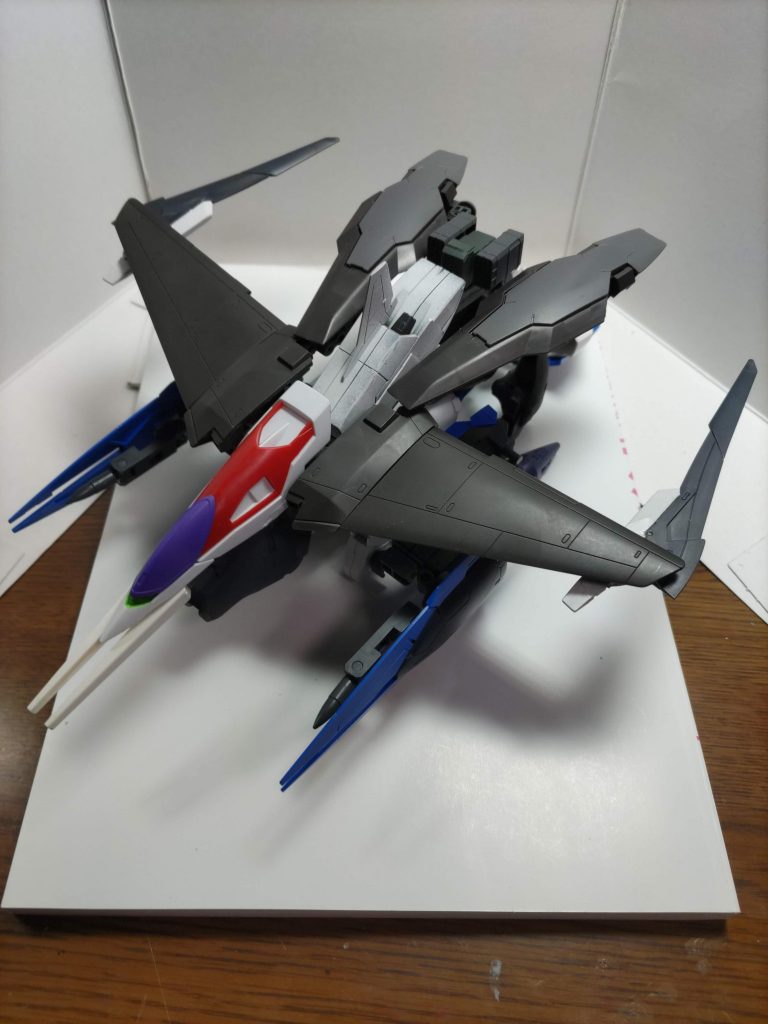 イノベイターの技術試験機として完成したガテュールと同時に建造された機体。ガテュールに運用コンセプトがなかったのに対し、本機は「MS単機クラスでの機能限界」を検証するために作られた。軍備濃縮事業の初号機ともいえる。ユニット名のフェンは北欧神話のフェンリルに由来する。