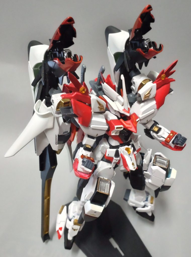 バインダーからの砲撃を再現する為、フルドドⅡのパーツとビルダーズパーツのハイメガ形状のアクセサリーを組み合わせました。