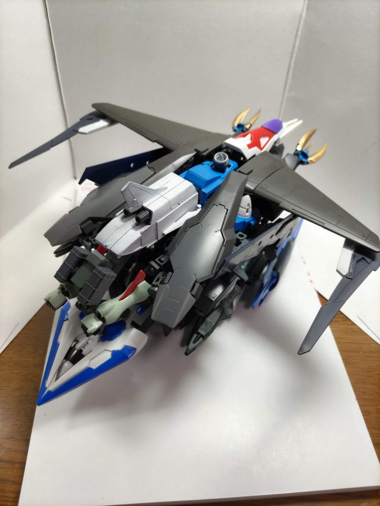 主な機能は以下の7つ。・輸送機能・ガテュール専用の輸送ユニット。内蔵MSを無傷でかつ粒子消費なく目的地へ輸送するためのもの。MSの各太陽炉接続部にスターターを内蔵する。・救助機能・機体後方の白塗りのユニット。視認性を確保するためこの色となっている。最大16人まで収容可能で1週間分の生活資材が入っている。ガテュールのコックピットハッチと繋がっており、長期間の任務の際の休憩スペースとしても使用可能。切り離し仕様。・水中戦闘機能・機体形状、GNフィールド、専用スラスター、近接ブレードファング等を用いて水中で高水準の戦闘を行うためのもの。・戦闘機能・水中だけでなく地上、空中、宇宙すべての領域での戦闘を可能とする。機体下部の特殊スラスターにより水上、地上では特に高い機動性を有する。・重機仕様・機体の左右には大型クローが採用されており、物資の移動やデプリの破壊、金属の溶断 が可能。・大気圏突破機能・機体後端にある大型外付け疑似太陽炉により可能となる。この太陽炉はジンクスの物の3倍近くの出力を持ち、使用時はトランザムが必須となる。・大気圏突入・ほかの太陽炉搭載機と同等の機能。