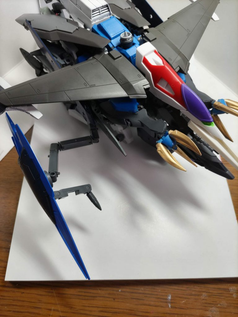武装・大型クロー・機体側面に搭載された装備。外部装甲はGNフィールド発生装置、リニアライフル/GNキャノン/超大型ビームサーベル、GNスラスター、実体盾の複合装備。内部のクローは先端が高温に加熱され高い溶断能力を持つ上に握力も非常に高い。・プロトGNブラスター・機首に当たる部分に採用された装備。手持ちのシールドとしても使用可能。好感度センサーと強制冷却機能があり高威力かつ高精度の砲撃を連続して使用可能。・GNキャノン・主翼根元に配置された射撃装備。ブラスターの副兵装。・GNマイクロミサイル・救助ユニット後方の装備。24発のミサイルが内蔵されて主に敵ミサイルの迎撃に使用される。・GNファング・主翼先端に搭載されている装備。水中での使用を考慮しビーム兵器を搭載しない。・GNフィールド・機首、主翼、クロー、救助ユニット左右に内蔵される。レグナントと同等クラスの防御力。