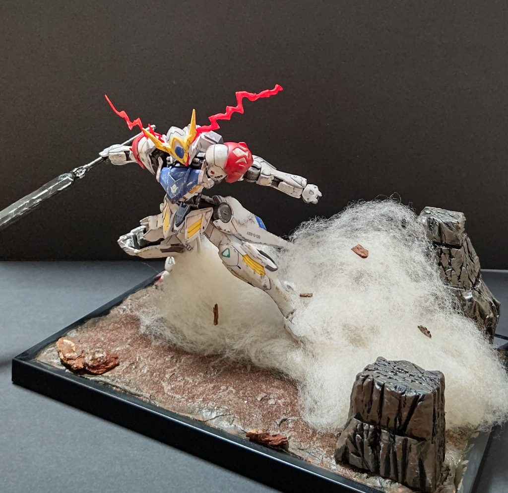 爆煙をかわしながらをイメージ。爆煙が大きすぎると後ろにあるせっかく作った岩壁が隠れてしまうので爆煙は抑え目に。