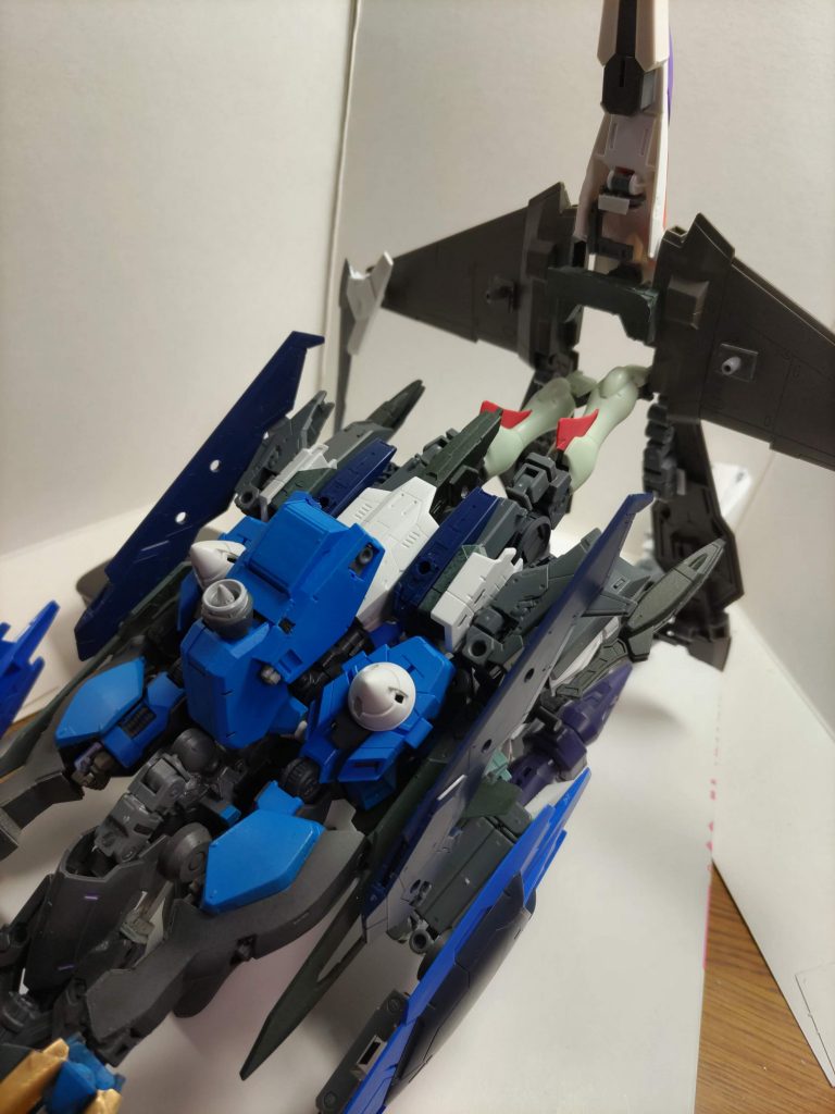 ガテュール射出形態。想定はしていないが、再収用も可能。研究員「テストお疲れ様。ところでまだ余裕あるか?」ノヴァ「大丈夫です」ビリー・カタギリ「よかった。少し時間が余ってしまって あの形態を1度だけ確認したいんだ」アンドレイ「プログラムが完成したんですか?」研究員「いやまだ未完成でな、一部マニュアル操作で構造の確認だけしたいんだ」ノヴァ「わかりました。アンドレイさん行きましょう」
