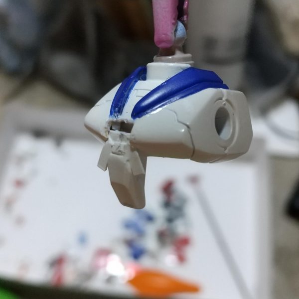 HGFCノーベルガンダム製作途中 腕部はフレームにプラ板を張り付け少し細く 胸部を巨乳化 胸パーツをプラ材やHアイズでディテールアップ 太ももにパテ盛り （3枚目）