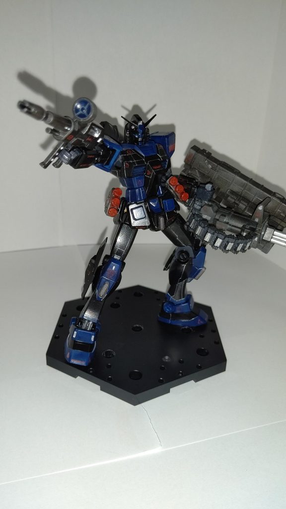 バックパックを外した状態。ビームライフルとミニガンを装備。ミニガンはなんとなく足りない気がしたのでコトブキヤのミサイルポッドを装備させました。