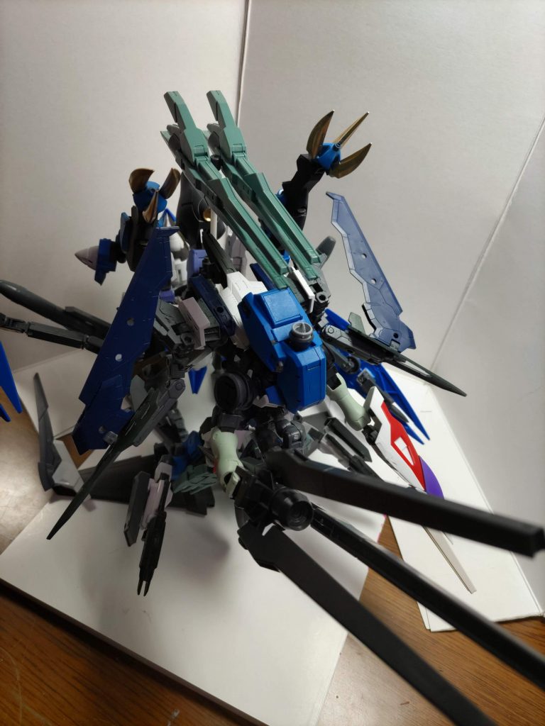 ＜フェン・テュール　対ELS仕様＞ブレイブの型式番号から「試作」が除かれたころガテュールの元工作室にノヴァが駆け込む。部屋の中で予備部品の回収に当たっていた作業者に詰め寄る。ノヴァ「私を出してください！ガテュールまだあるんでしょ！」ウェーダのメンテナンスを行っていた彼女はアンドレイの死亡が確認されるとすぐさま出てきたそうだ。作業者が上司に確認を取りに行っている間に当時の研究員がこの部屋にきて許可が下りていないのに関係なく試作パーツなどで追加強化が行われた。・大型リニアライフル・戦艦クラスに搭載される装備。マイクロウェーブ受信装置を持つ本機であれば十分に運用可能。・GNメガランチャー・ガデッサの物の流用品。コンデンサーごと流用されている上に機体出力がガデッサの10倍のため冷却さえ間に合えば連射可能。・対艦ミサイル・フェンユニット後部に追加。出撃許可が下り本機は最初で最後の戦闘に出る。フェン・テュール出撃を皮切りにガガキャノンも投入された。射撃戦仕様となった本機はそもそもの機能も合わさりELS相手に優勢を維持していたが、大ぶりなフェンユニットは浸食の対象になりやすく比較的早期に切り捨てられトランザムによる爆破がされた。単機で戦闘を続けていたノヴァはある機体を発見する。同じく単機で戦闘していたサバーニャのもとに複数の小型ELSが接近する。ELSの集団を殲滅しつつサバーニャと背中合わせになる。ロックオン「助かった！」ノヴァ「礼はいらない。あなたに死なれると私の敵討ちができないから」ロックオン「なんの話だよ」かみ合わない会話はすぐに終わるも共闘はしばらく続いたらしい。