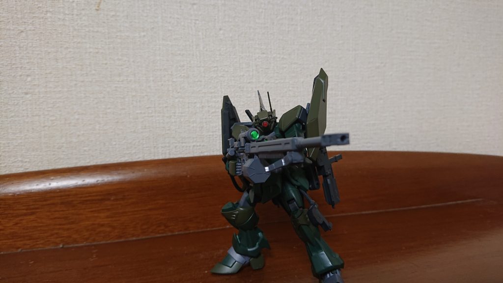 MMI-MSR338 試作型ビームスナイパーライフル改右腰部に装備された大型パワーエクステンダーにケーブルが接続されている。ライフル下部には現地改修され、廃熱用ダクトと大型の冷却材タンクが増設されている。