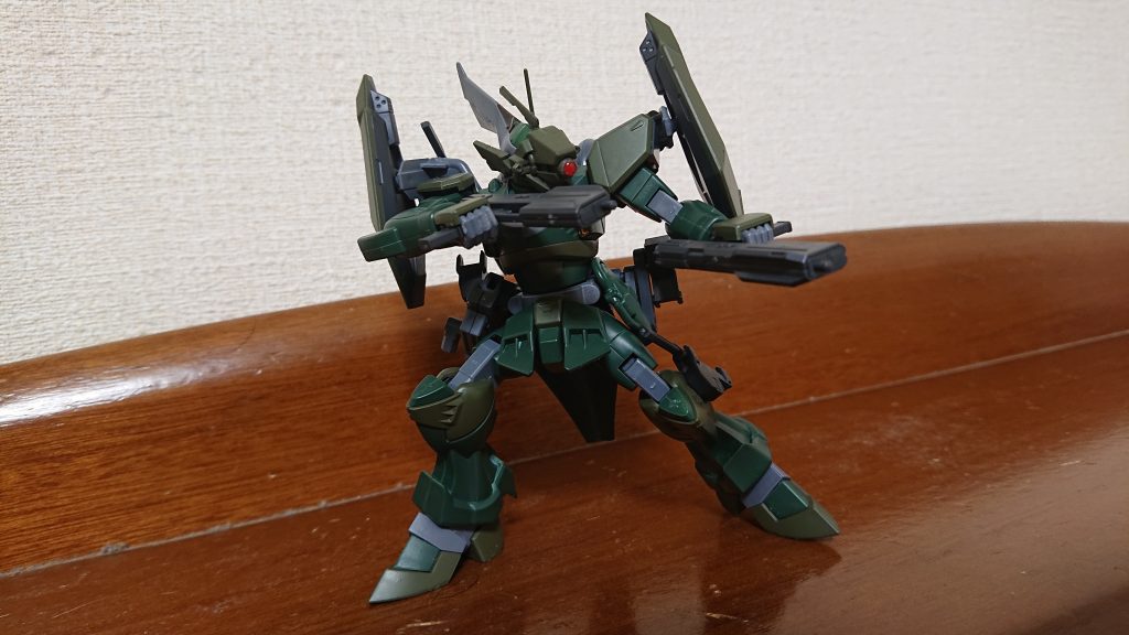 MMI-M9R 40mm軽突撃機銃ジンのMMI-M8A3を元に開発された軽突撃機銃。M7070 28mmバルカンシステム内装防盾で使用されていた強化APSV弾を元に開発された貫通力の高い40mm強化APSV弾を使用している。腰部のウェポンラックに装備されている。