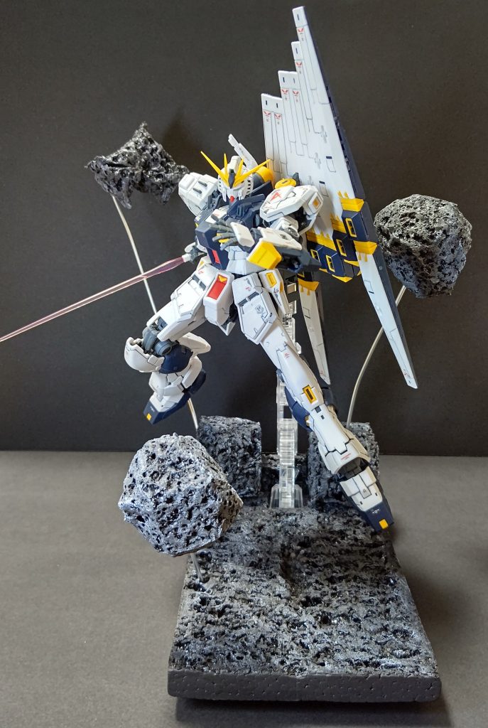 少しでも隕石に見えるように暗めに撮影しました。後ろにあるのはオマケのアクシズですw