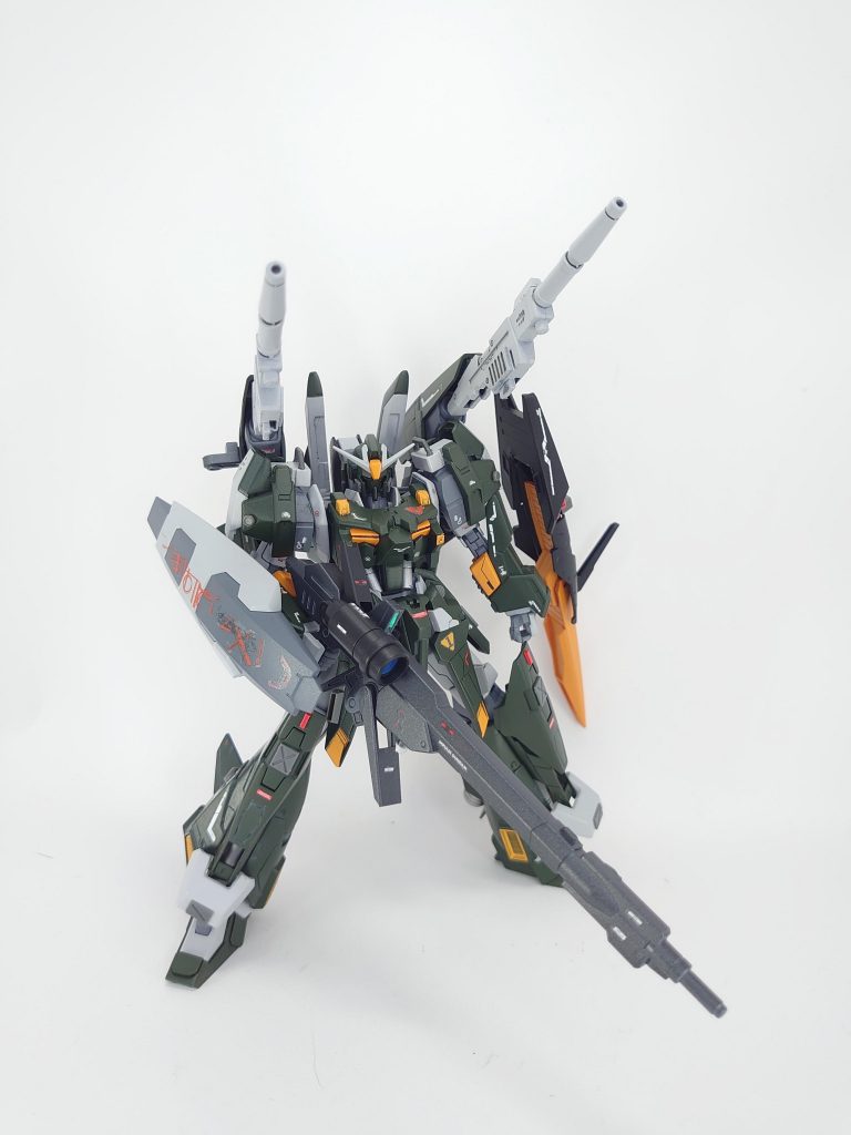 ショルダーキャノン二連装ビームライフルを分離し、バックパックに装備しているキャノンに連結した状態主に対空砲として活用したり、スナイパーランチャーを使う際に牽制用として使用