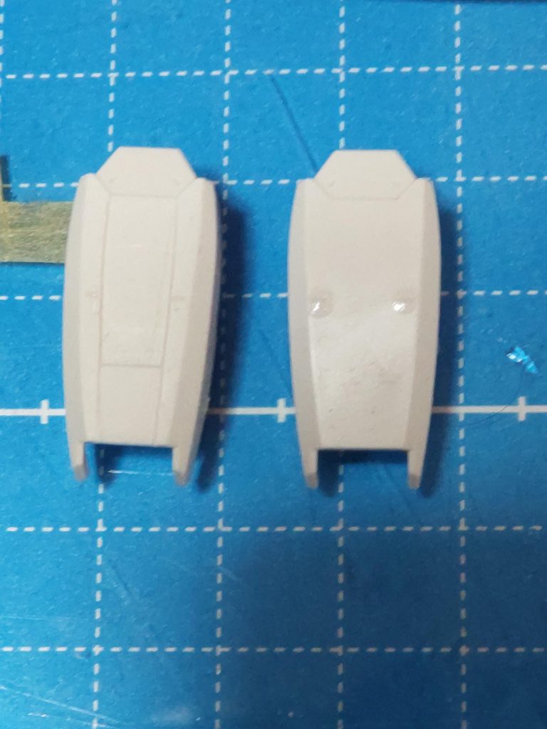 太腿部は元のディテールを消し、スジボリを追加しました。