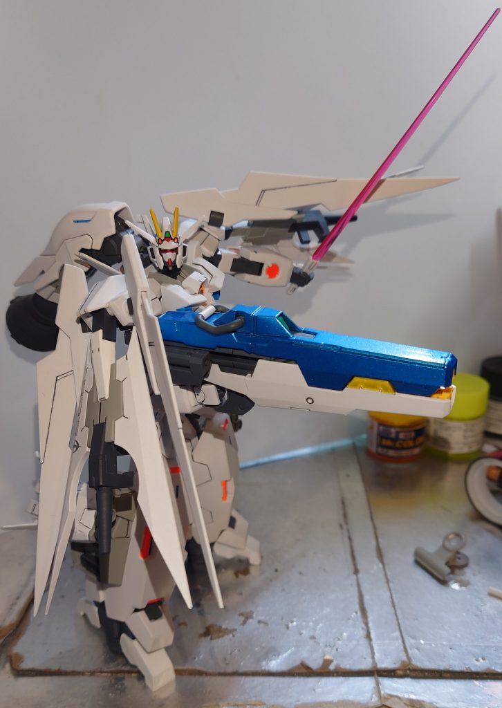 ビームサーベルはAGE-2と同じ背面腰アーマーと両ひざ裏の計4本バズーカはMS形態でマウントは出来ないので、それが今後の課題の一つである