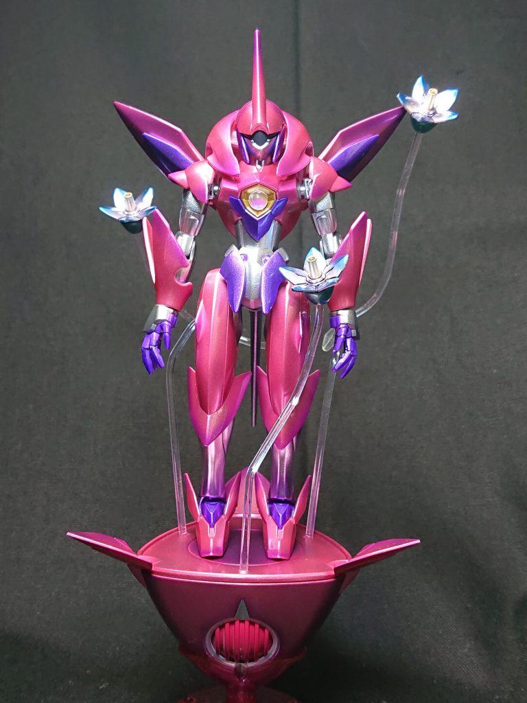 胸にはガラス玉を仕込みました。 