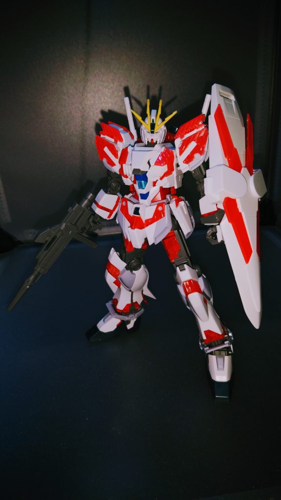 ユニコーンとνガンダムの親戚のようなナラティブ君。何も装備してないとモヤシのように弱そうですが、C装備は格好いいと思います。