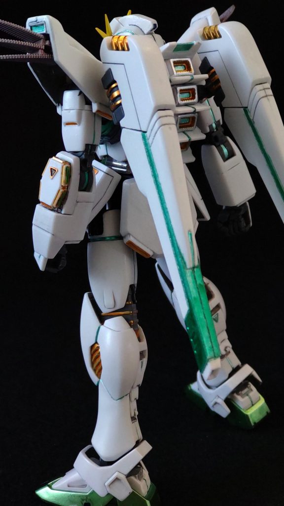 バックショット。モナカが目立つヴェスパーと肩アーマーは後ハメ加工で合わせ目消し。背面のスラスター?も分割して塗装→接着。あまり目立たないと判断してふくらはぎは合わせ目消しを見送り。少ない工程で仕上げる技量のテストも兼ねました。どうかな?