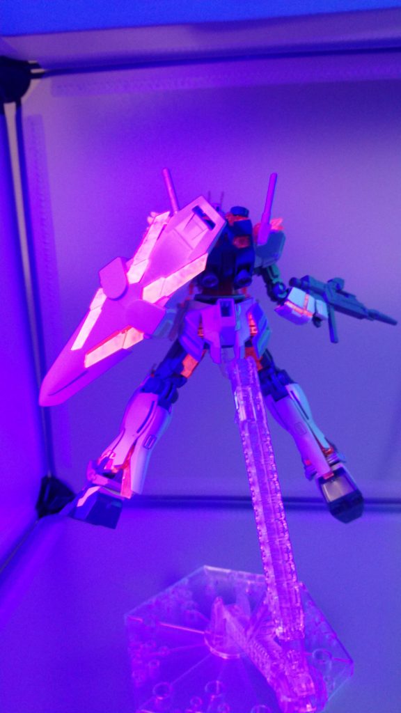 サイコフレーム部に夜光塗料赤だけ塗ってみました。写真だと分かりにくいですね。肉眼ではメッチャ光ってます。