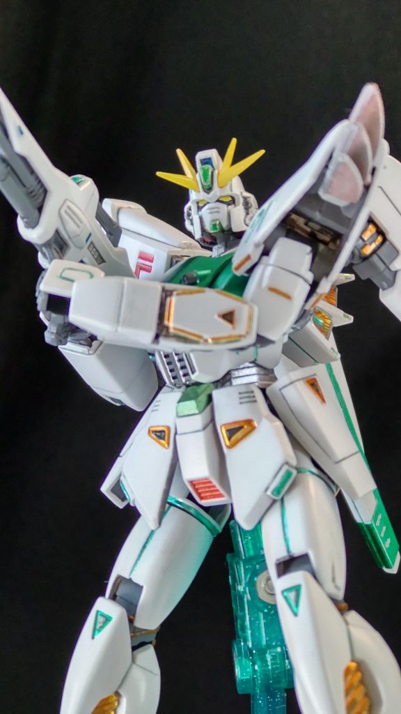 メタリックオレンジの発色に頼った仕上がりといえばそれまでですわね〜。発色向上と食いつき向上を目的に、成形色が赤・グレーの場所にグレーサフは使っています。逆に胸の青い成形色はサフ吹かなかったのでメタリック塗装のルミナスグリーンがよく剥げます。ガンマカ仕上げのサフの重要性を再確認しました。