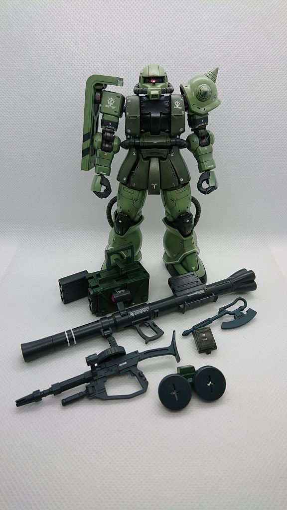 正面から。装備を全て外した状態です。私ザクが大好物でして、ただオリジン版の物は少し色味が好みでなく色を変えました。今後の量産を念頭に今回は調色はせず、ビンからそのまま塗装できる塗料選びから始めました。いずれも水性ホビーカラーから、胴体の濃い色はオリーブグレー、手足などはよもぎ色です。艶を合わせる為、フラットベースを購入したつもりが、フラットクリア…。武器等はジャーマングレーで塗装しています。