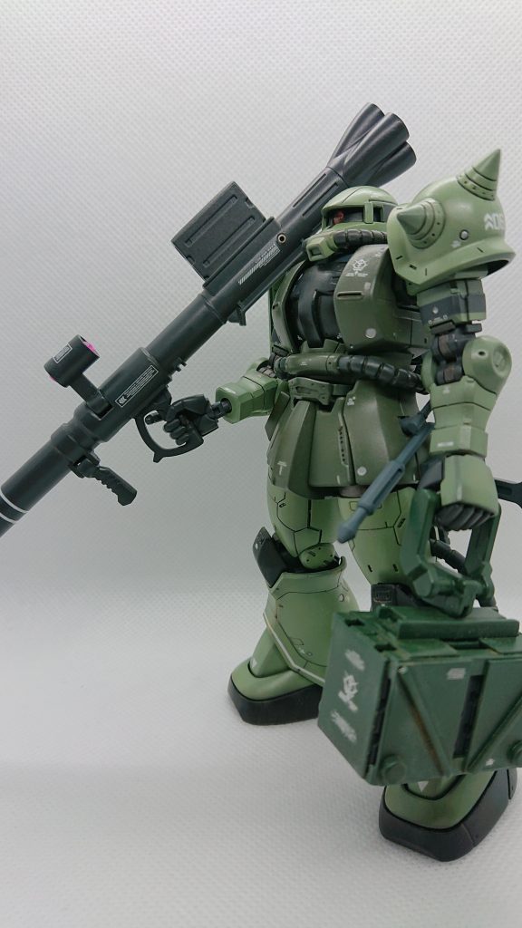 フル装備です。左手に持っているのはバーズーカのマガジンを格納した箱です。プラ色で作製しました。シールドのマガジンラックは重力下において機体左右の重量バランスの不均衡を発生させるためオミットした設定です。箱には４個のマガジンを収納できます。