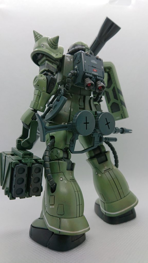 後方から数年前息子が作製した物からザクマシンガンのマガジンの提供を受けました。これを切ったり、プラ板を貼ったりしてマシンガンを腰に吊下できるようにしました。他にも脚部スラスターの閉口、シールドのマスキングによる塗り分け、頭部及び上腕のグレーのライン、バックパックのディテールアップなどを施してます。