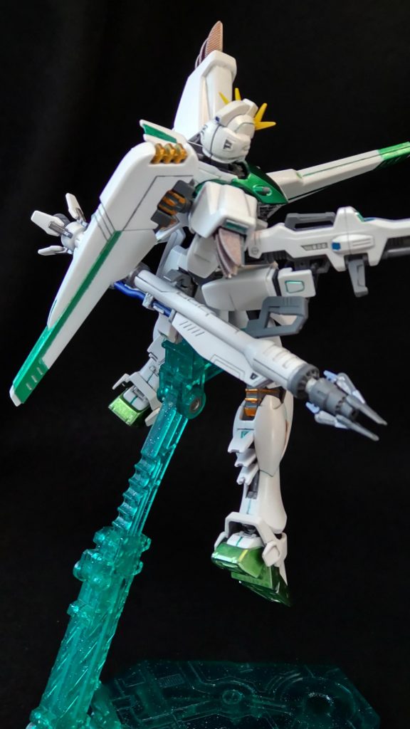 ……ただ、以前作ったときは「組みやすい!よく動く!」と感動しきりだったF91でしたが、最近のキットに慣れた今はうーんな箇所が多いですね…。頭の合わせ目がモロに出てしまったり、(安全フラッグ含めて)アンテナのモールドの丸さも気になりますね。太ももや腕の目立つ箇所にパーティングラインが出てしまう点も難。今回はこのあたりを中心にしっかり処理できていると思います。