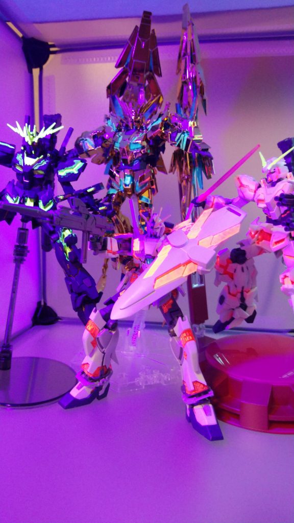 ウチのサイコフレーム四兄弟です。夜光塗料は黄色→赤→青の順によく発光しますね。青は何度も塗らないと殆ど発光しませんでした。また時間があれば詰んでいるガンプラを崩したいと思います。御観覧ありがとうございました。