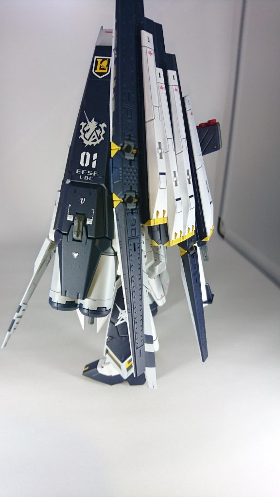 前に投稿したν・Hi-νもなのですが、水転写デカールを多めに貼るのが好きなのでマシマシな感じです。RGνガンダム用デカールが手に入らなかったのでHGやMG用のν・Hi-νのモノや汎用デカールを使ってます。