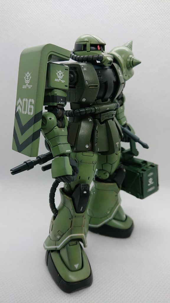 地球侵攻に合わせて中隊のザクがJ型に更新されるなか、何故かオレに支給されたのは…。C型を地上用パッチで改修したのみ…。一応不要な装備の撤去や、動力パイプを防塵用に換装したって言ってたけど、塗装が間に合ってないし。まあ資源不足は分かるけど…。ザクⅠを未だに愛用している人もいるし、地上用の新型の噂もあるから少しガマンしますか。という脳内設定です。