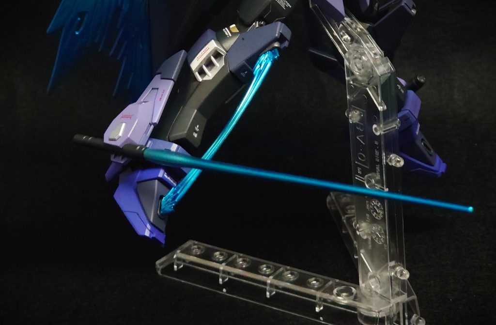 グリフォンビームブレードを止められても脚部のビームサーベルを起動させることでトドメをさせます。