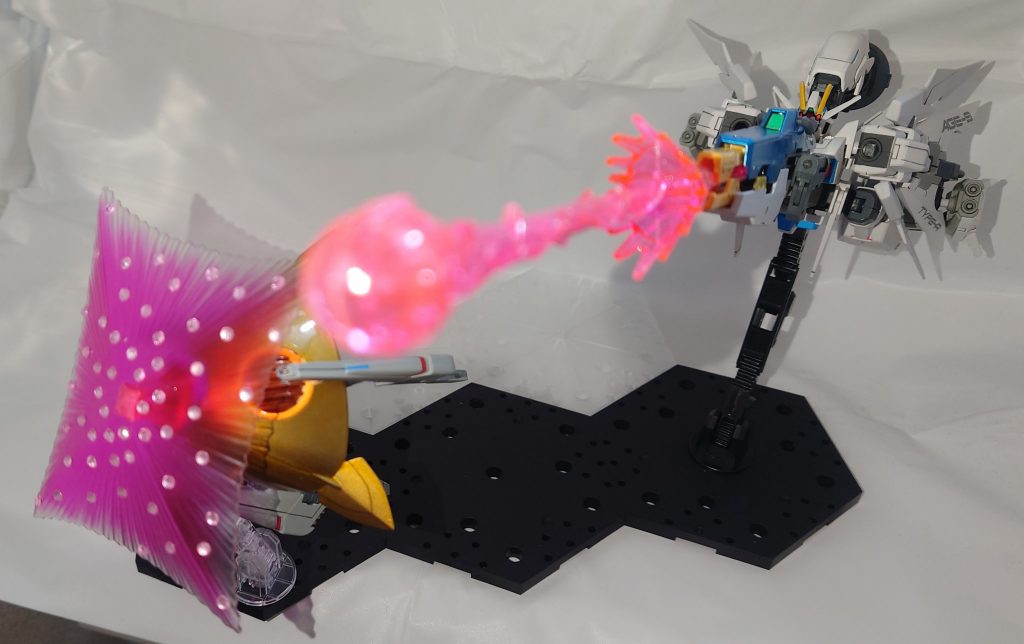 巡行形態では連射は肩部バルカンで対応本体は通常パイロットでも難なく扱えるが、Xラウンダーはヴェイガン製支援兵装を追加装備することでより戦況対応能力を底上げしている支援兵装には胞子ビットが大量積載されているため、周囲にまとわせて敵に突撃させたり本体に隣接させることで湾曲、反射ビームを使うことも可能