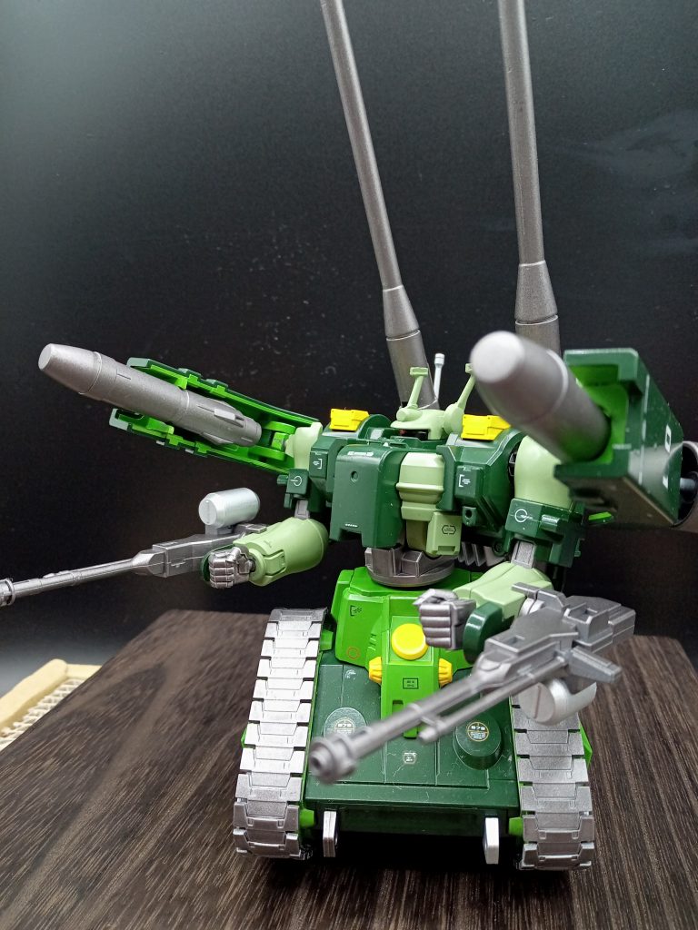 腕部シールド裏にミサイルがあり発射する際シールドを敵機に向けなければならない。