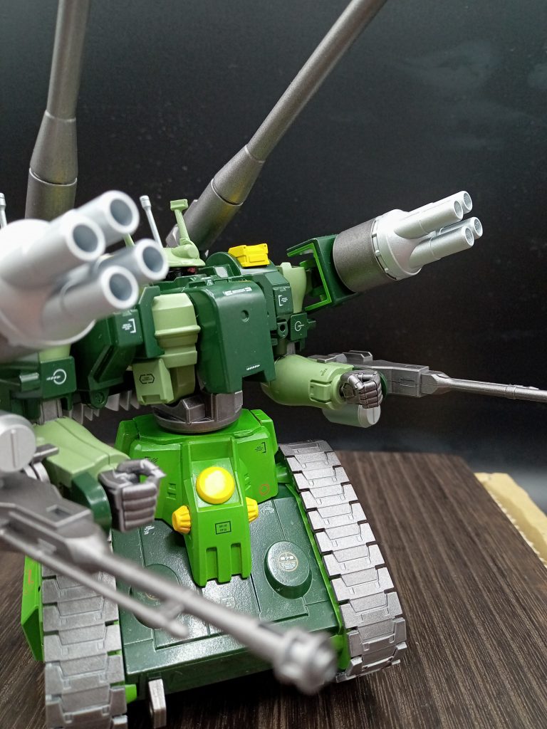 腕部シールド上部にホップアップミサイルがありこの武装も敵機に向けなければならない。