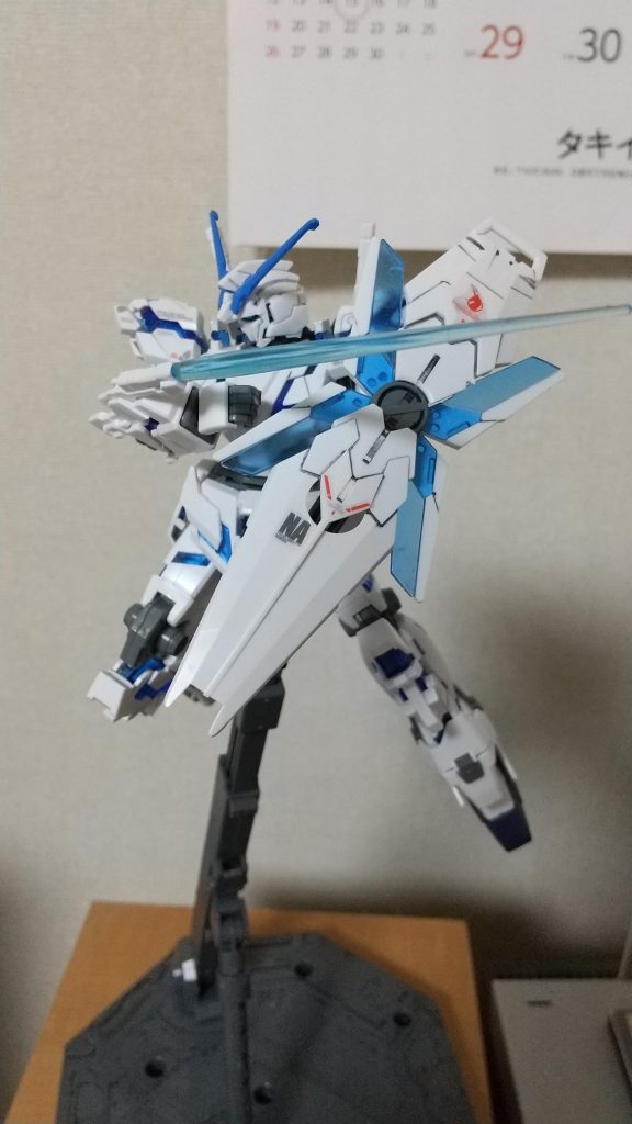 ここからは新規に撮影した画像です。それではアクション行ってみましょう！ビームトンファーを展開し、急加速しながら敵機に近づくユニコーン！（敵機は想像にお任せします。）