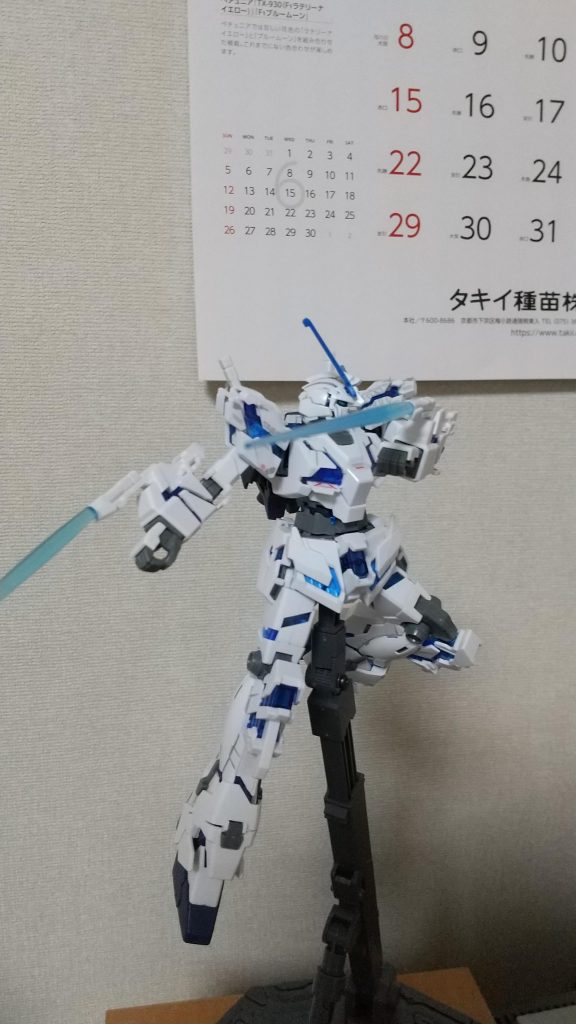 無双するユニコーン！キットはHGUCガンダムベース限定ユニコーンガンダムぺリフェクティビリティです。当時の自分は残りの武装やシールドを組み立てるのが面倒くさくなったのかノーマルで組み立てたみたいです。