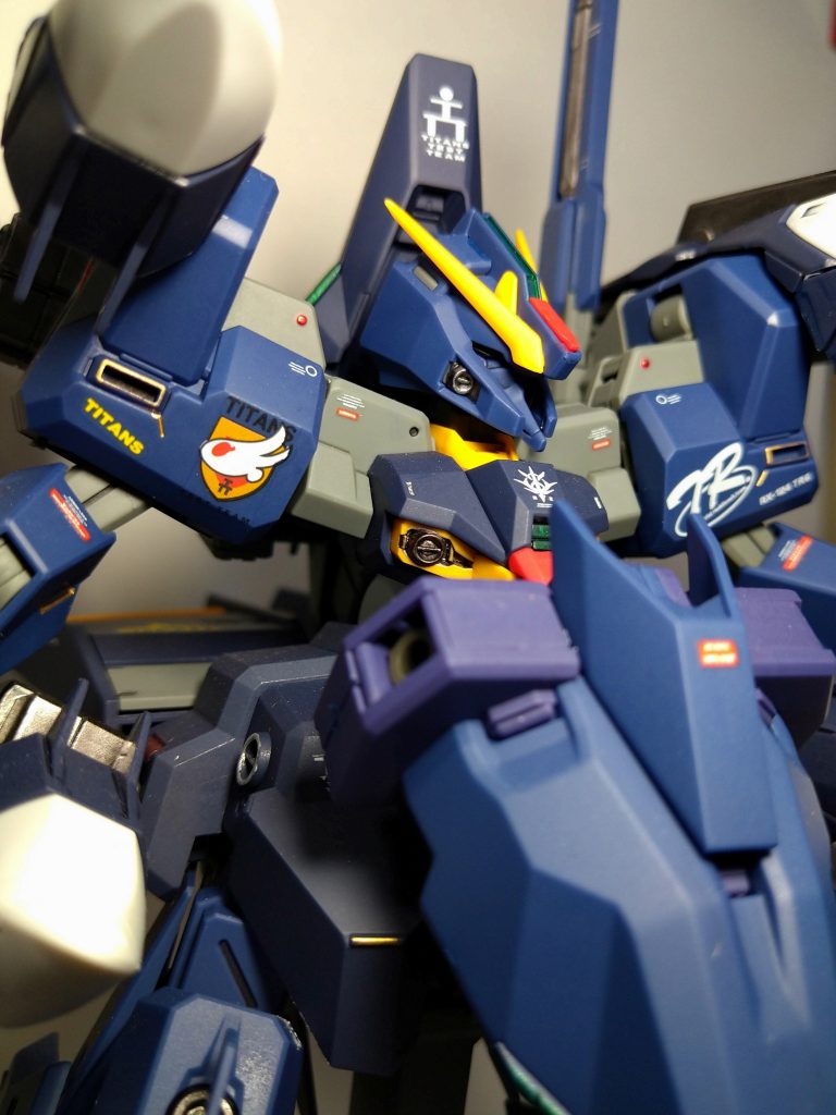 説明書通りに取付するとイケメン顔が見えづらくなるのでフルドドⅡは外よりにしました。