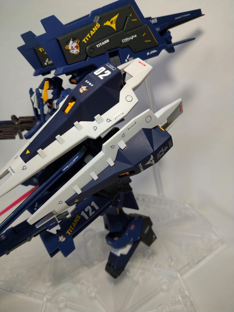 貼るのが楽しくてガンダムというかレーシングカーみたいな感じになりました。