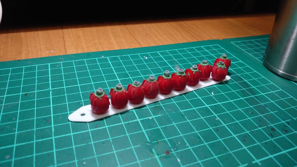 ファンネルの先っぽくり抜いて工作しました。イチゴじゃないです。