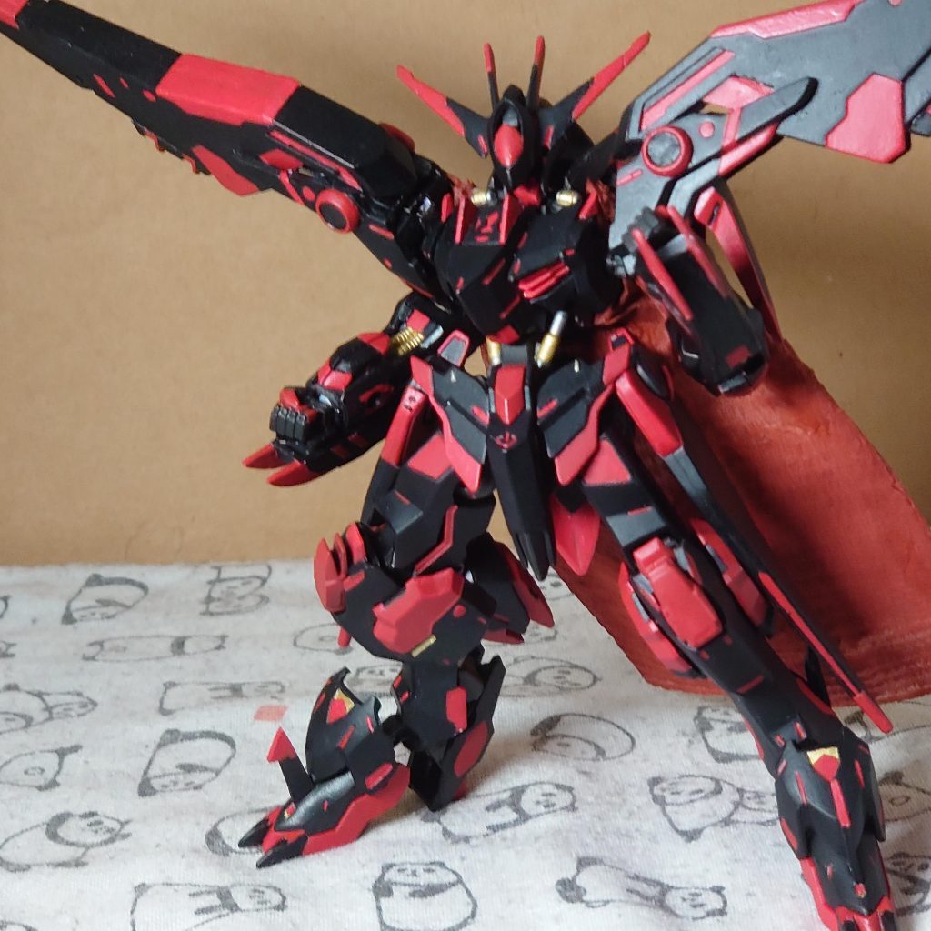 ナックルクロー鋭く尖った爪先で攻撃する武装、その鋭さはモビルスーツの装甲を容易く切り裂く