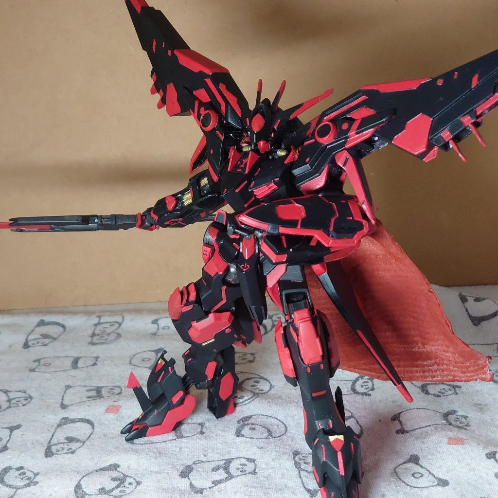 メイン武器　ガラティーンこの機体を象徴する武装伝説の聖剣から名前を持ってきている。取り回しの良い通常状態と、破壊力に優れたバスター状態を作戦ごとに使い分ける