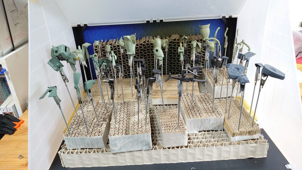 全塗装はパーツ数が多く机に収まりませんでした…はじめてのエアブラシは難しく勉強も多かったです！