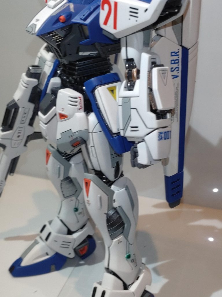 分かりづらいですが内部フレームはいつものGXアイスシルバーで塗装。この青みがかったシルバーカラー大好きです。ABSの塗装もだいぶ慣れてきました。全体的にスジボリを追加して色分けを行いました。