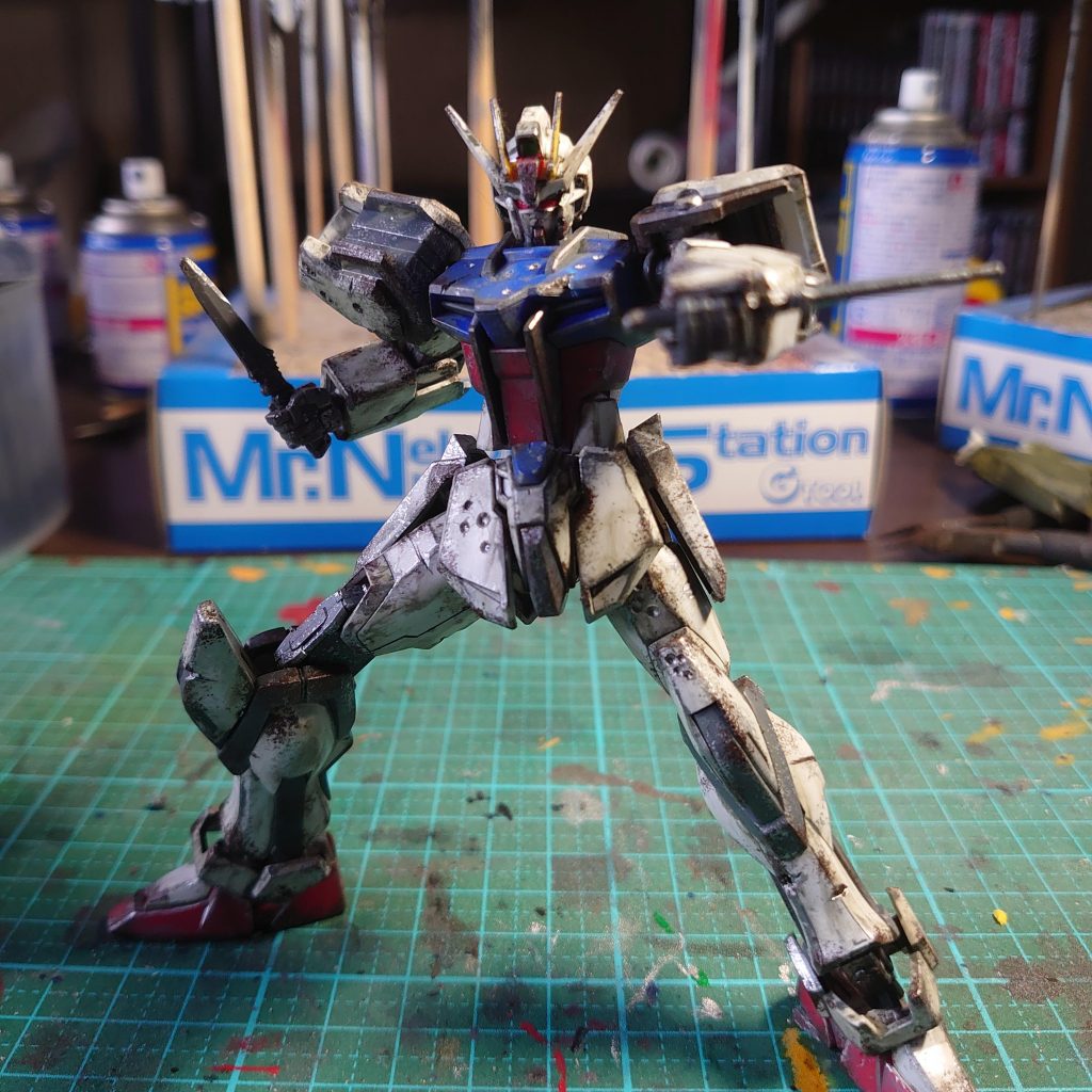 ストライカーパックをつけていないストライクといえばこのポーズ！アーマーシュナイダーは、hgceのストライクから持ってきました。