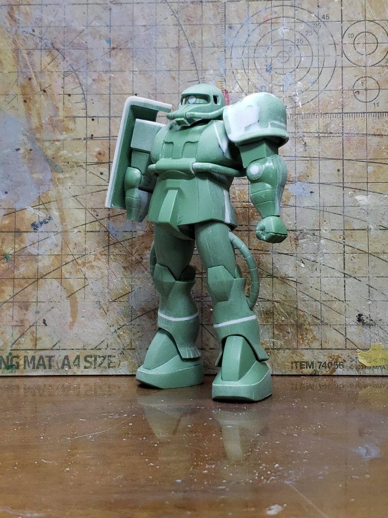 塗装前の写真。仰け反らせるためにスカート後ろを切り離し、プラ板で角度を付けて再接着。右肩は縦に長かったのでシールドの接続ピンまで低くしています。モノアイ部は切り離し後曲げてHGUCのように別パーツにしています。拳は削り込んで整えています。首、上腕、肘、膝は後ハメ加工をしています。