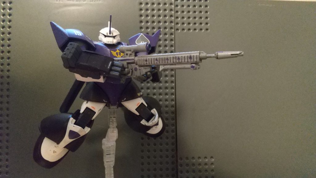 正面から武器はシステムウェポンセットのものを使いました。銃身を試作型ビームライフル、ストックをビームマシンガンの物にしました。ストックにエネルギーありそうだったんで、これによって単射や連射で撃ちわけられる、という設定にしました。