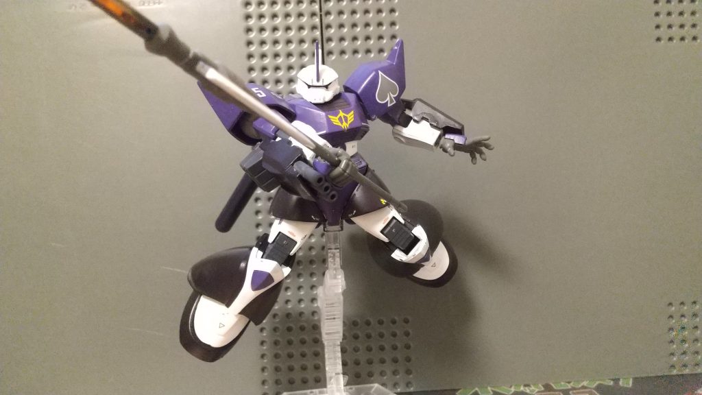 専用ハルバードを持たせてみました斧部分は鉄血のオルフェンズのオプションセットのグシオンアックスを使い、ビーム刃部分はダンボール戦機ＷのイカロスZの槍を一部使いミキシングしました。結構上手くはまって気に入ってます。そのうちディジェでも別のキットを使いハルバードを作る予定なので、手に入り次第作ります。気長に待ってくれると嬉しいです！