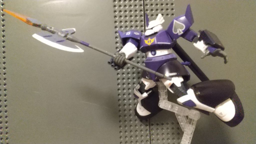 横からハルバードの設定としてはオレンジ色の部分がビーム刃で、白色の刃の部分がヒート系の物となっています。ビームとヒート系を同時装備している理由としては、一年戦争末期のア・バオアクー防衛戦において、ビーム撹乱幕が仕様されることから、一定時間ビームの威力が弱まわるのは痛手で、それを回避するため片方をヒート系にしているということです。