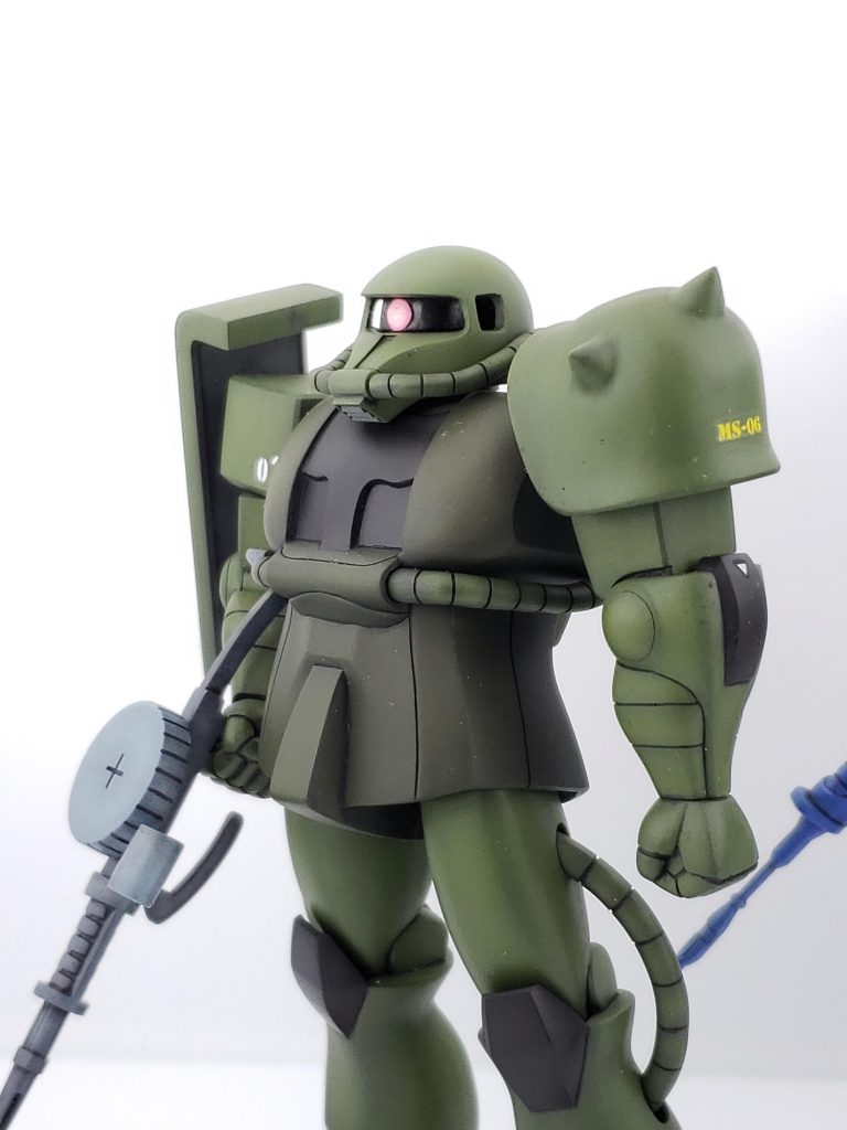 塗装はグレー２種類でグラデーションかけてからグリーン２種で濃淡を塗りつぶさないようにしています。デカールはガンダムデカール２８ジオニック社MS用を使用しています。