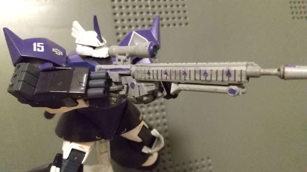 サムネの狙撃ポージングゲルググの可動域だとこれが限界でした上手くポージングできたと思います。結構昔のキットですが十分カッコいいですね。                                                             とは言え可動域やモールドなどが最近のキットと比べると見劣りするのでゲルググのリバイブ版も早く出て欲しいところです！今回はここまで！それではまた！ｻﾗﾀﾞﾊﾞｰ！！