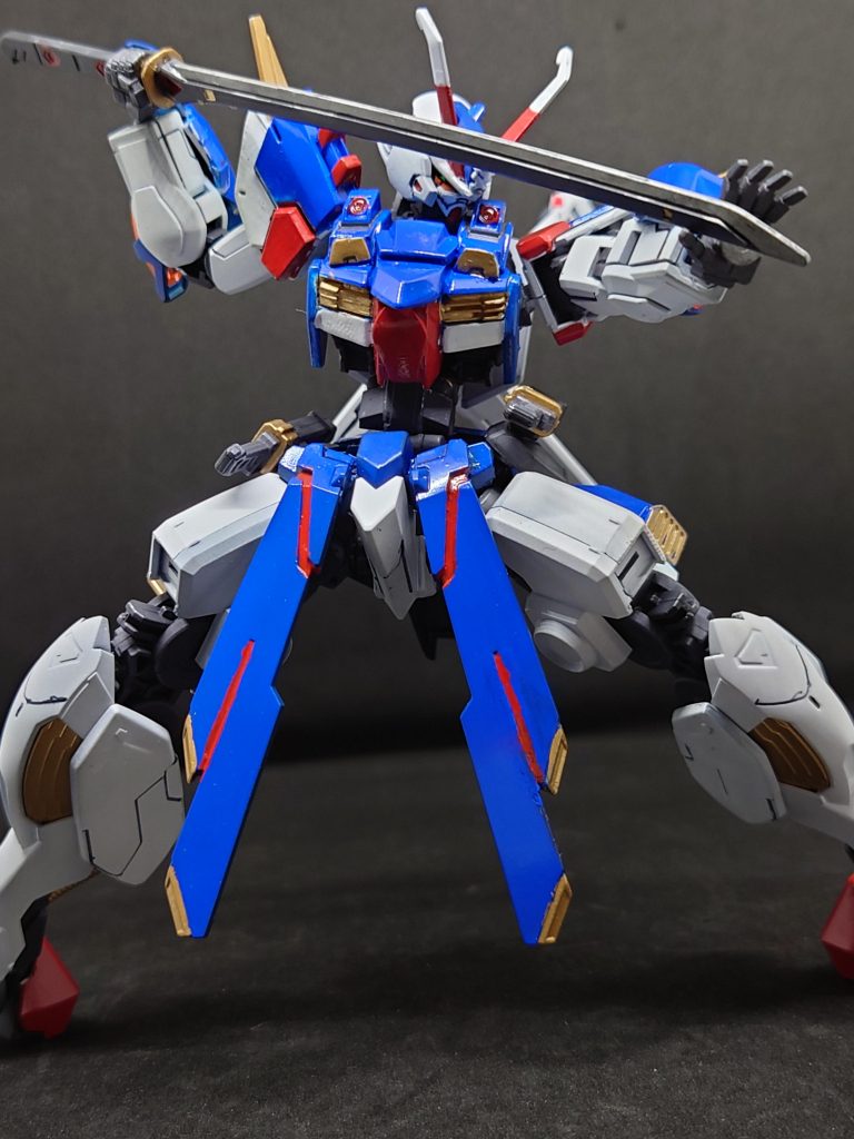 村正ムラマサブレイドに格納されている刀切れ味計り知れないほどよくビームを切り裂きMSを両断するムラマサブレイドは鞘でもありビーム刃を形成して二刀流で立ち回ることも可能