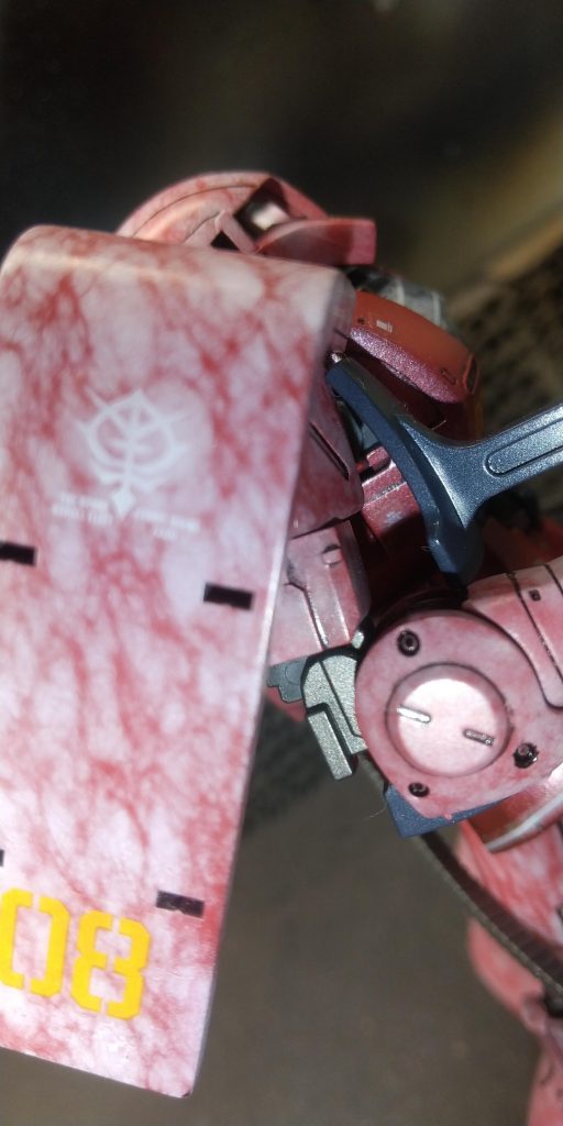 付属のリアルスティクデカールをはってます。よくみなければ段差も気にならないかな～。